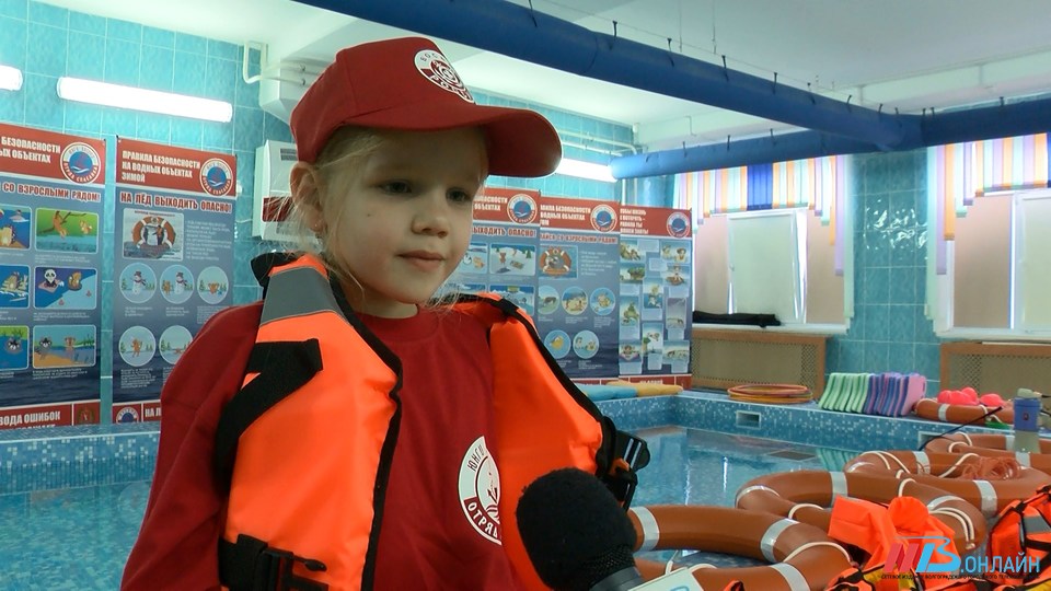 В 2 детсадах Волжского спасатели учат малышей правилам поведения на воде