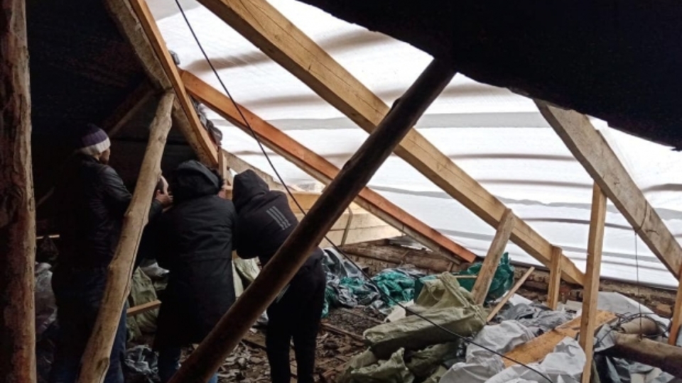 В Волгограде подрядчик намеренно повредил крышу многоэтажного дома