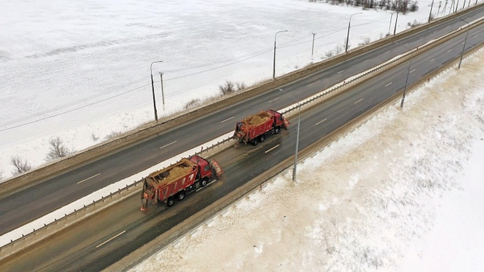 Трассы Волгоградской области очищают от снега