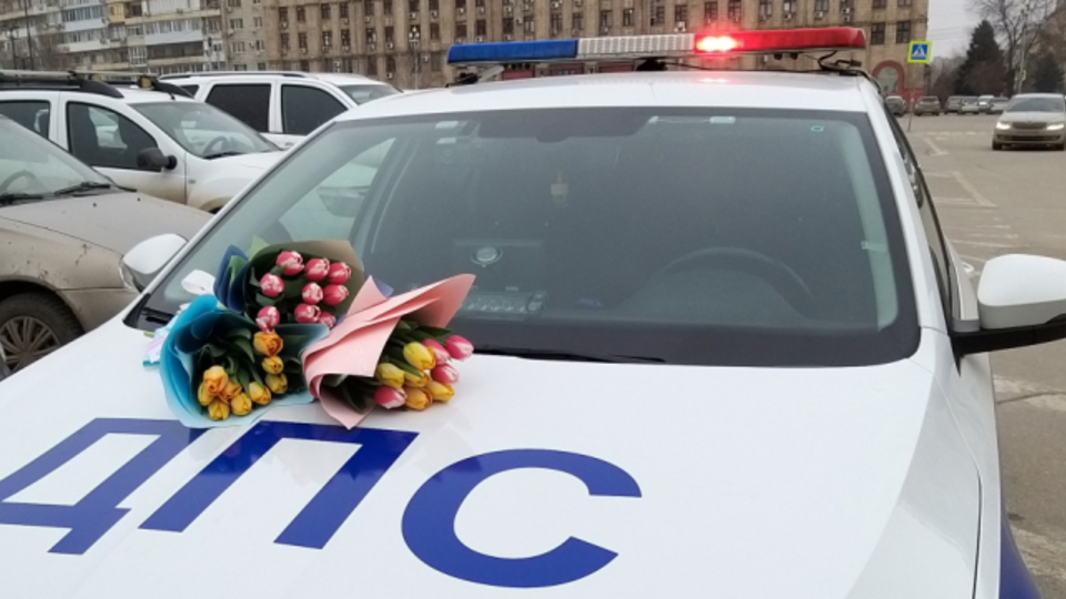 На дороги Волгограда в преддверии 8 Марта вышел традиционный «цветочный патруль»