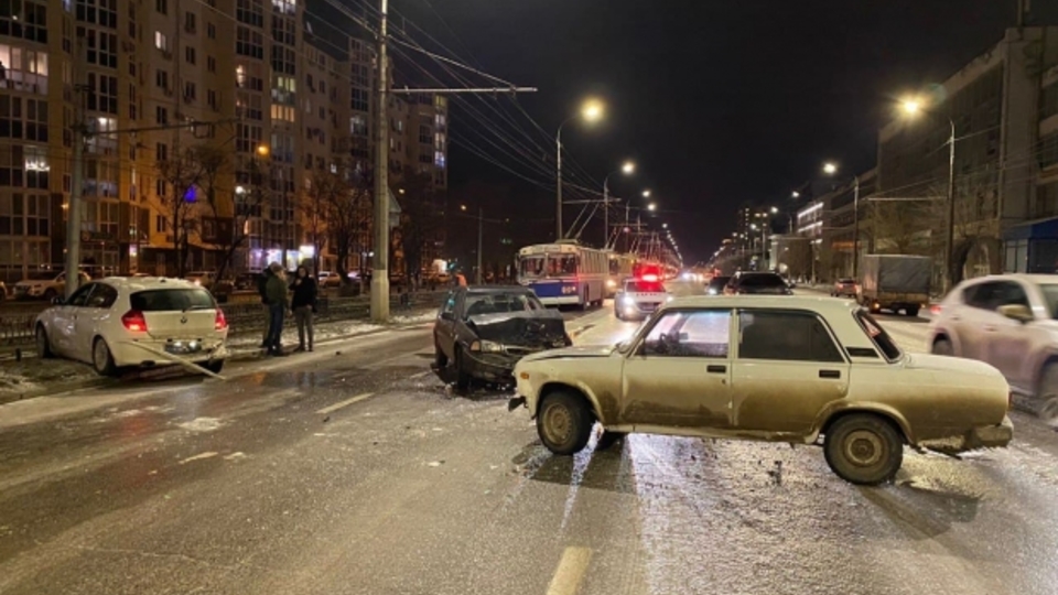 Тройное ДТП парализовало движение в центре Волгограда