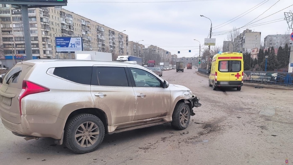 В Волгограде два медработника пострадали в ДТП с машиной скорой помощи