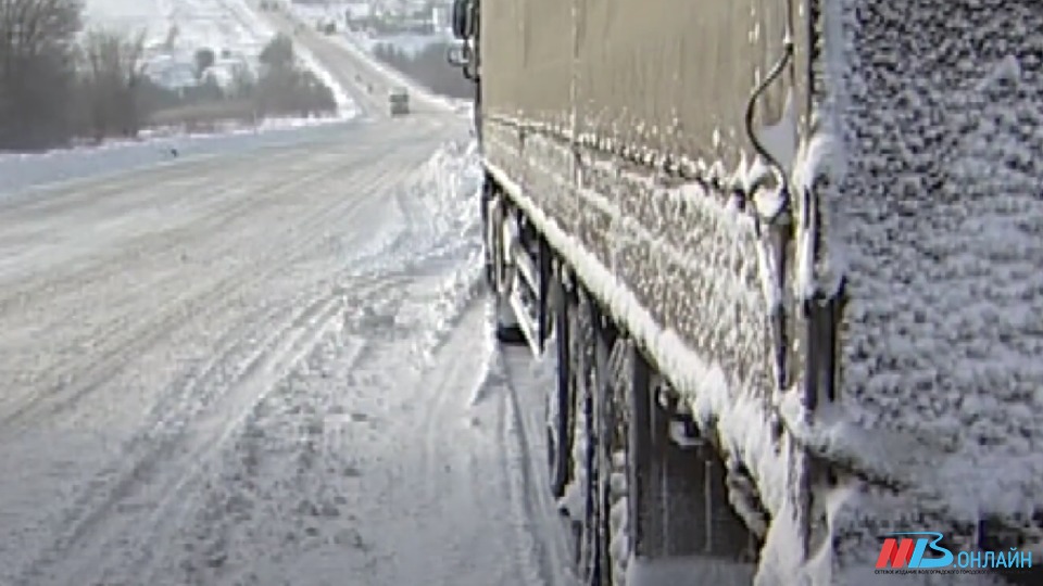 Снегопад осложнил движение на федеральной трассе Р-228 в Волгоградской области