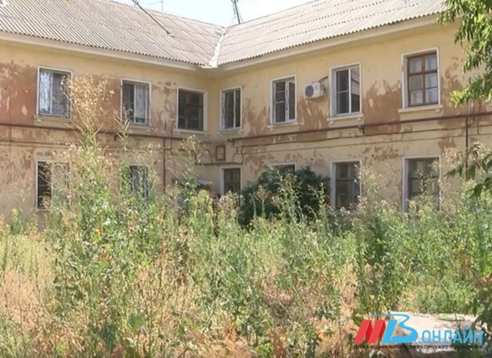 В Волгограде демонтировали еще один аварийный дом