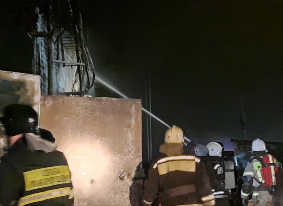 Ночью при пожаре из-за разгерметизации вакуумного насоса в Волгограде погиб мужчина