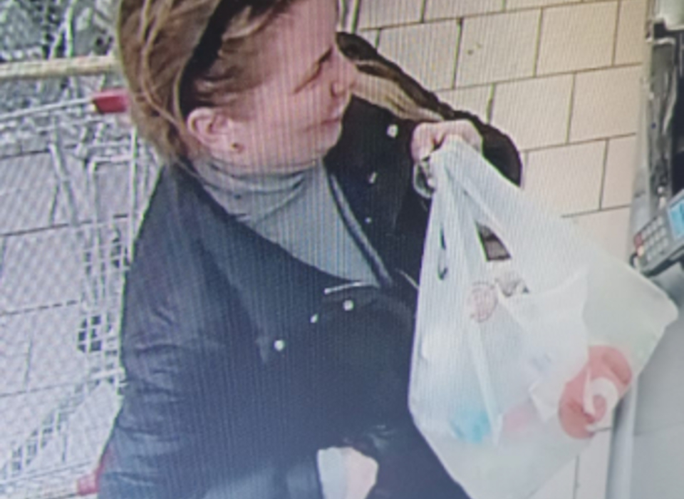 Полиция ищет женщину, которая 4 раза крала продукты из магазина в Камышине