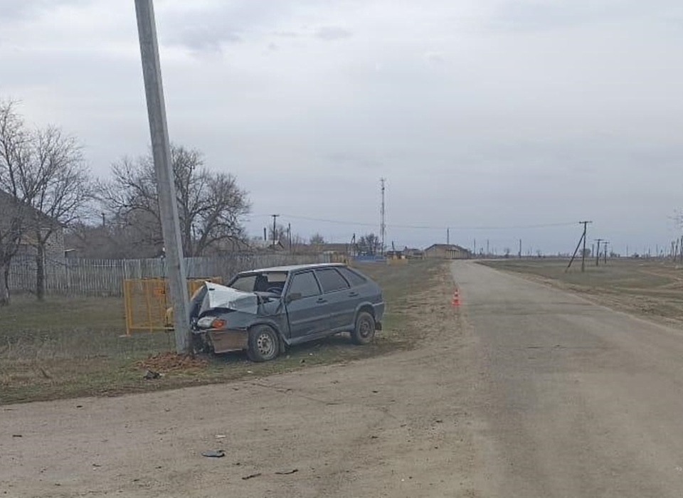 В Волгоградской области водитель врезался в столб, бросил раненного пассажира и сбежал