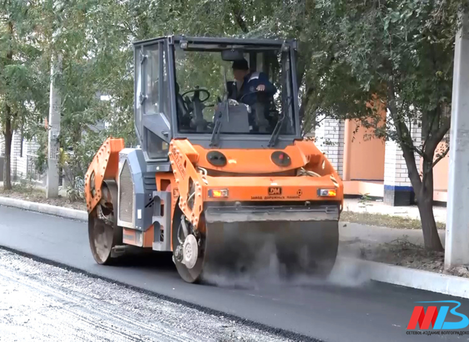 На улице Качинцев в Волгограде обновляют дорожное полотно
