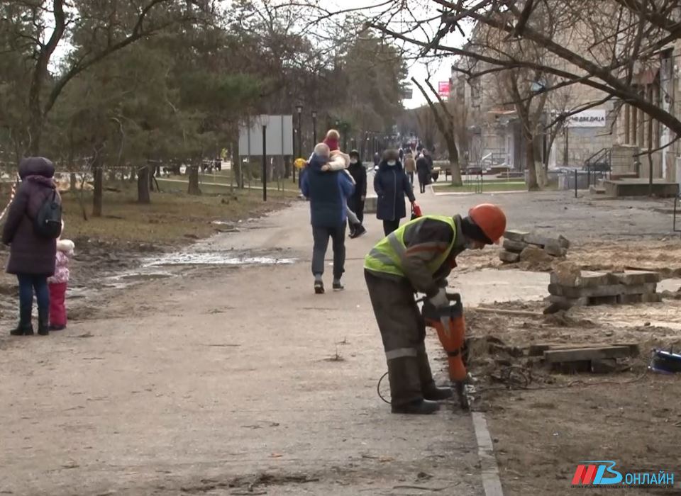 На проспекте Жукова в Волгограде устанавливают новую систему орошения