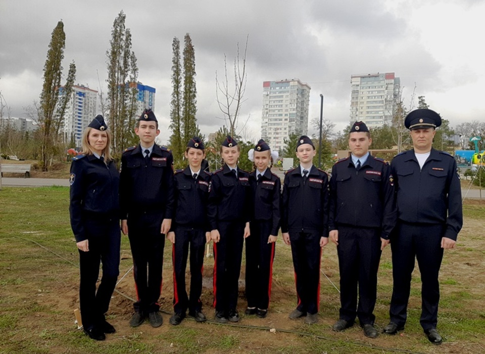 Волгоградские полицейские и кадеты высадили деревья в ЦПКиО