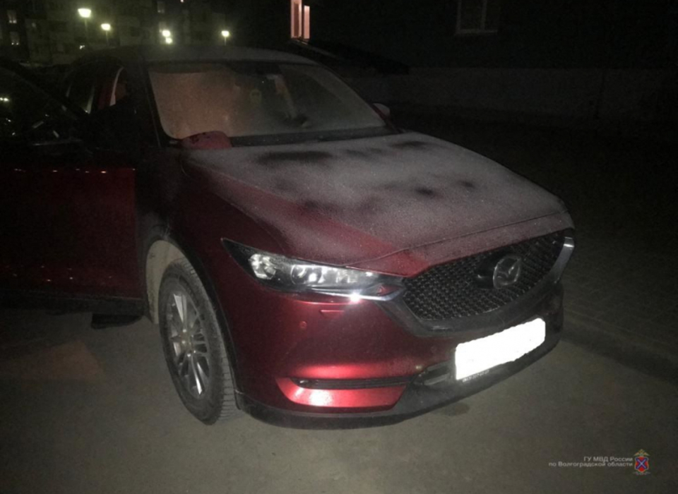 В Волгограде 17-летний подросток со злости разбил припаркованную «Мазду»