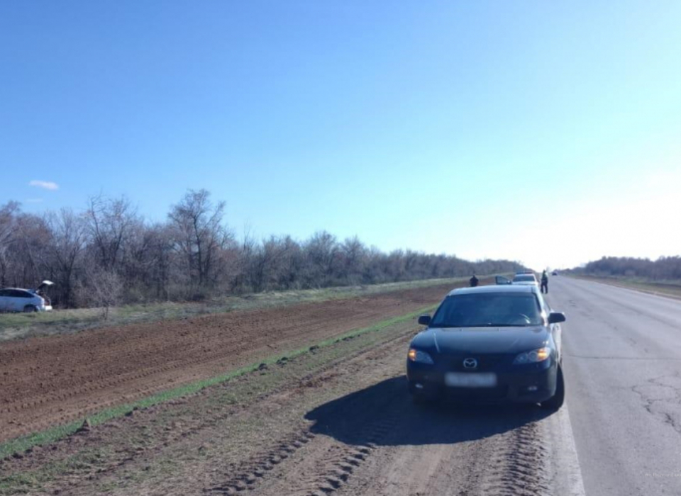 На трассе в Волгоградской области автомобиль улетел в кювет