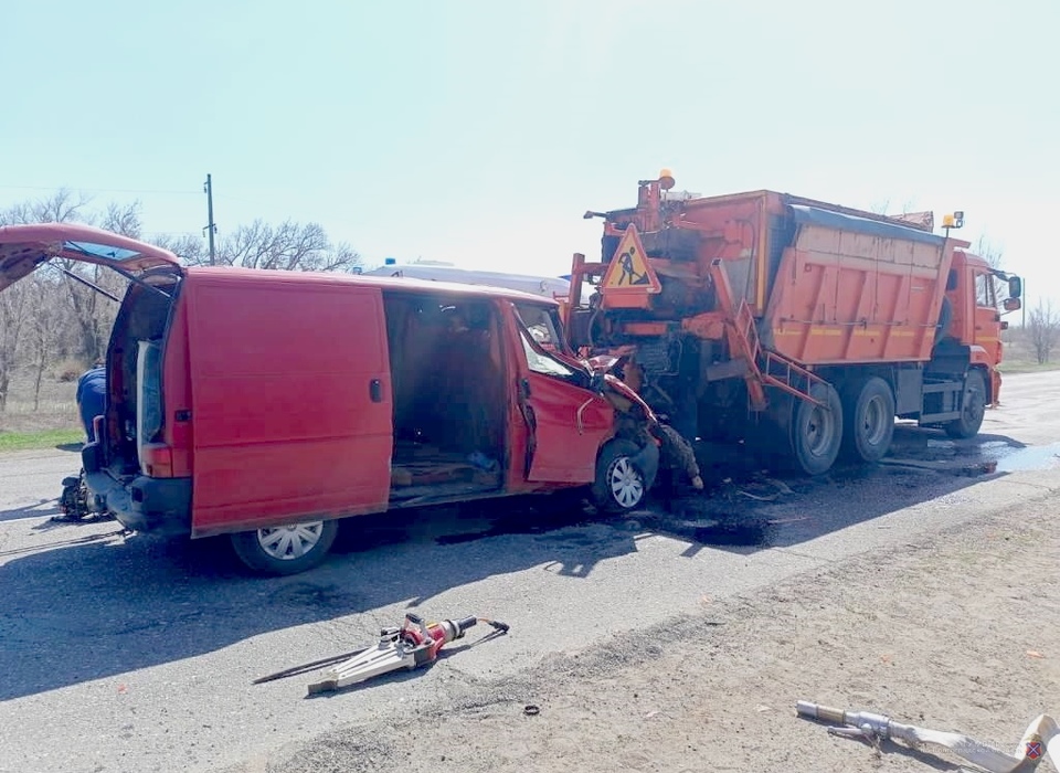 Под Волгоградом в ДТП с грузовиком погиб рабочий дорожной службы