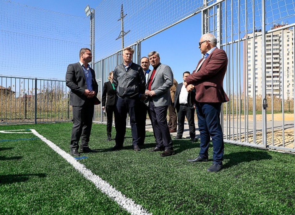 В Кировском районе Волгограда в эксплуатацию ввели новое футбольное поле