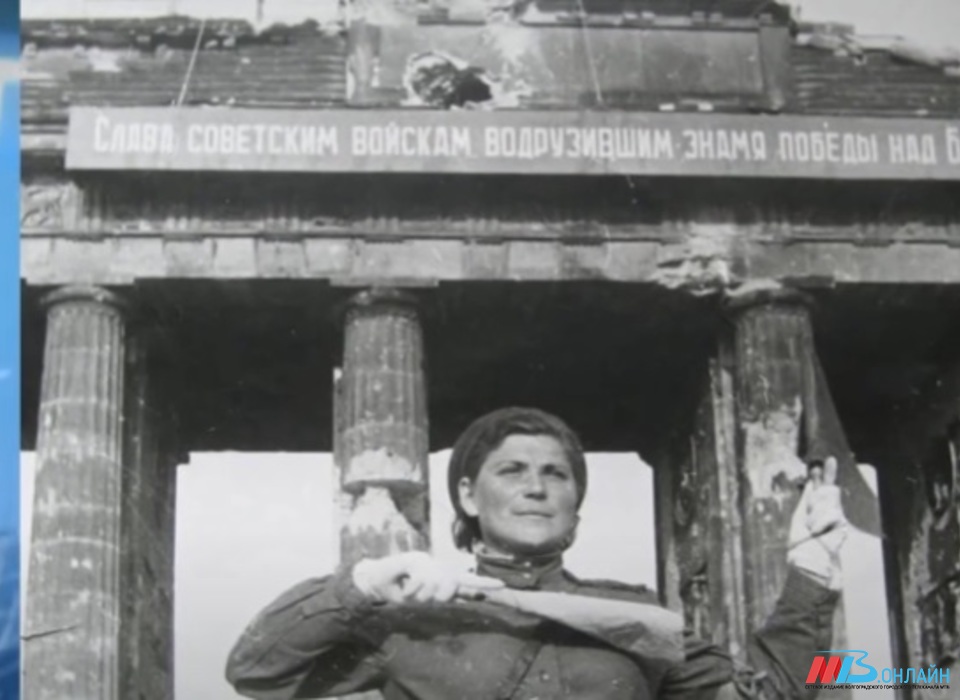 Фото регулировщицы у бранденбургских ворот знаменитое