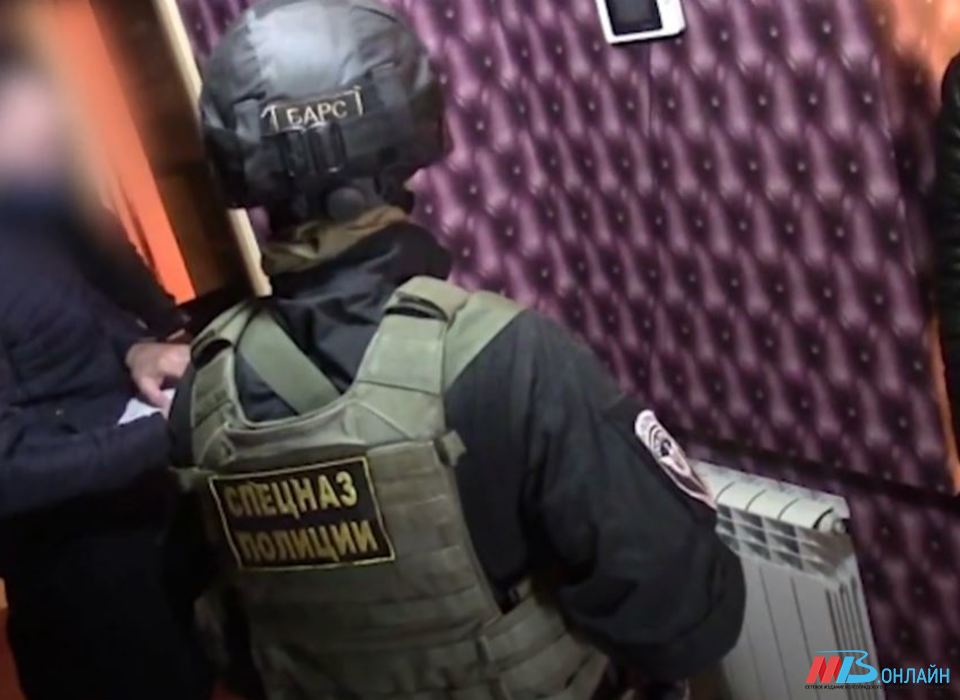 Под Волгоградом полицейские задержали двух злостных вымогателей (ВИДЕО)