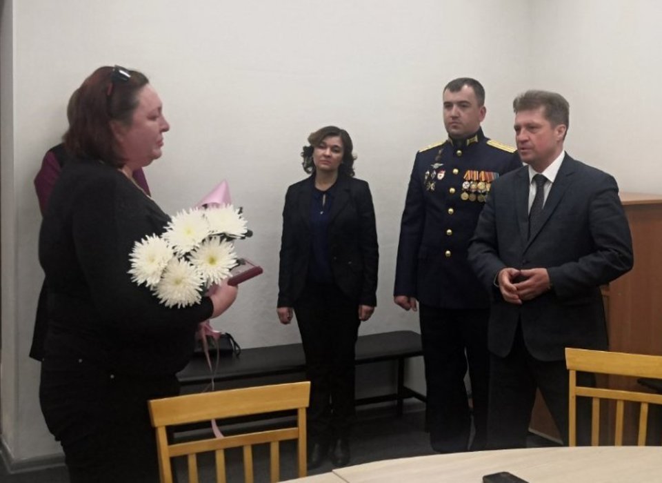 В Камышине родным погибшего на Украине бойца передали Орден Мужества