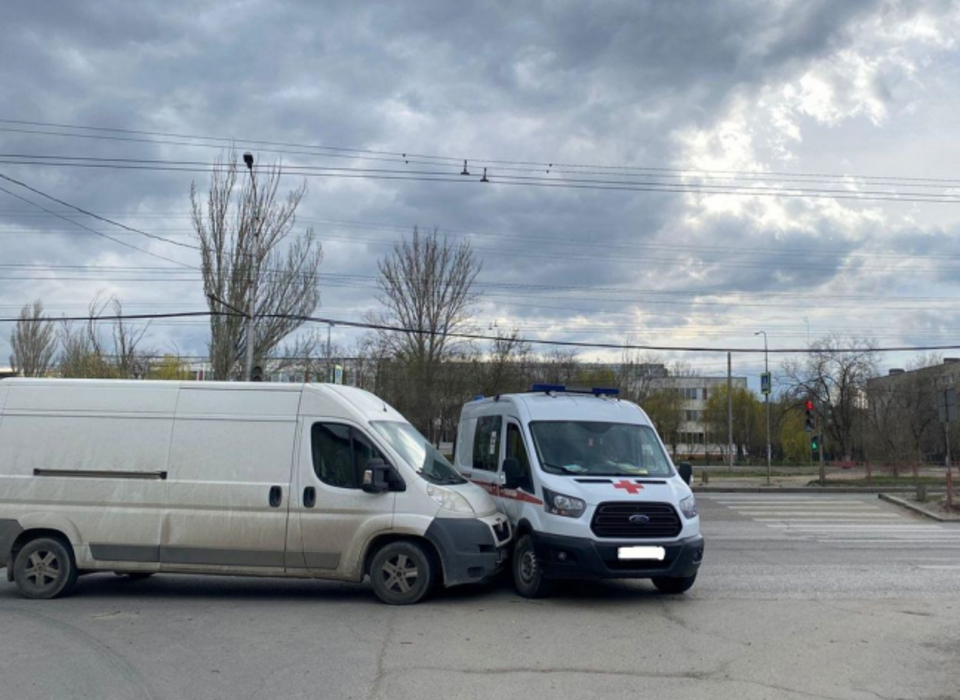 В ДТП на юге Волгограда пострадала пассажирка "скорой помощи"