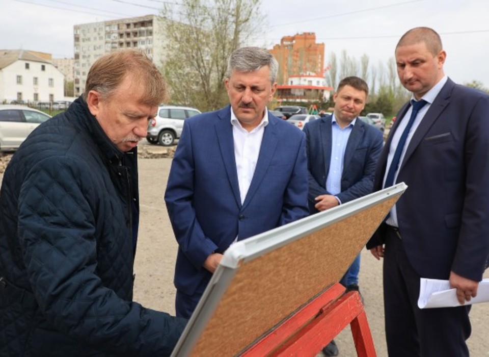 Глава Волгограда проверил работы по благоустройству территории возле музея «Старая Сарепта»