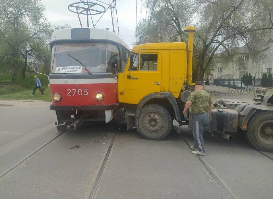 В Волгограде КАМАЗ врезался в трамвай