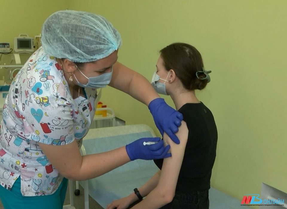 Студенты Волгоградского медколледжа сделали прививку от коронавируса