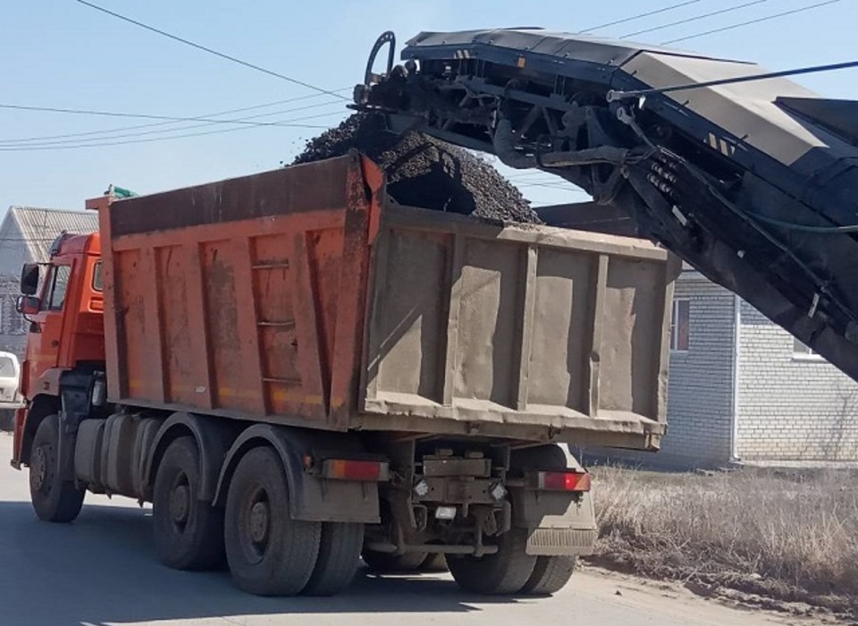 На улице Кутузовской в Волгограде демонтировали старое покрытие автодороги
