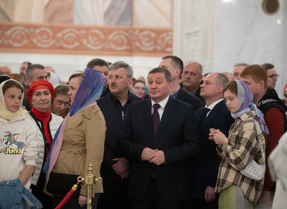 Губернатор и глава Волгограда приняли участие в Пасхальном богослужении в храме Невского