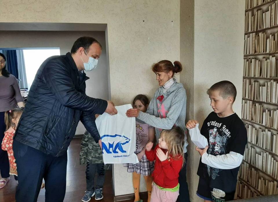 В Волгограде партийцы поздравили беженцев из ДНР и ЛНР с Пасхой