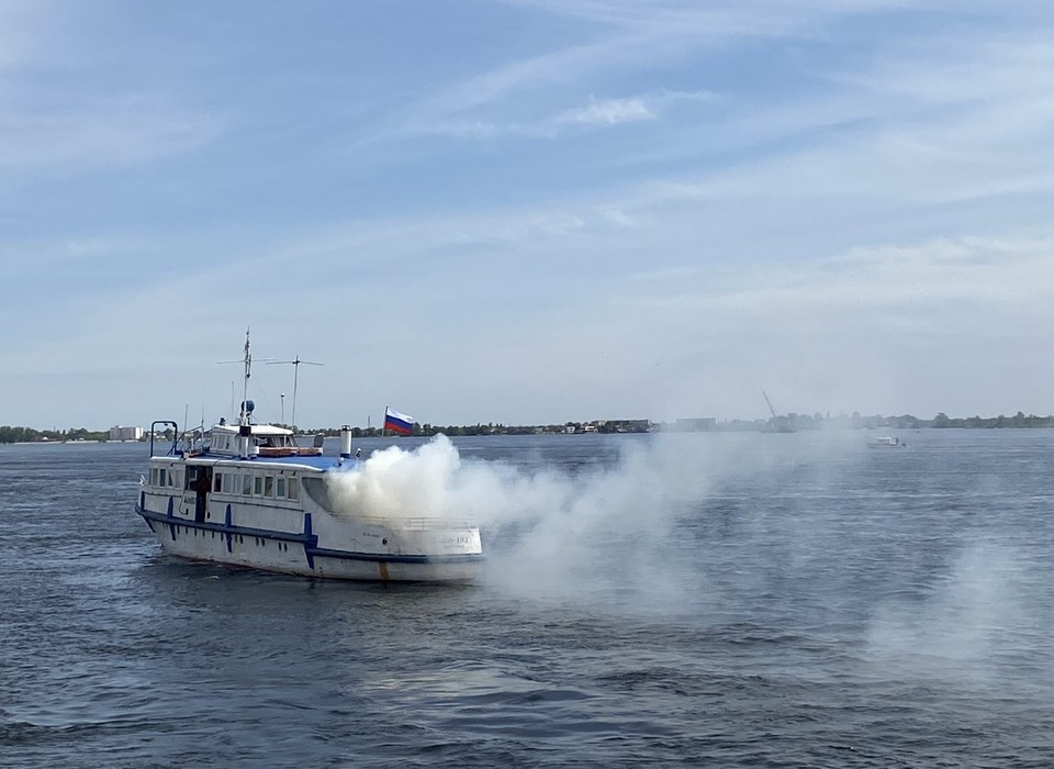Волгоградские спасатели потушили загоревшееся судно на Волге
