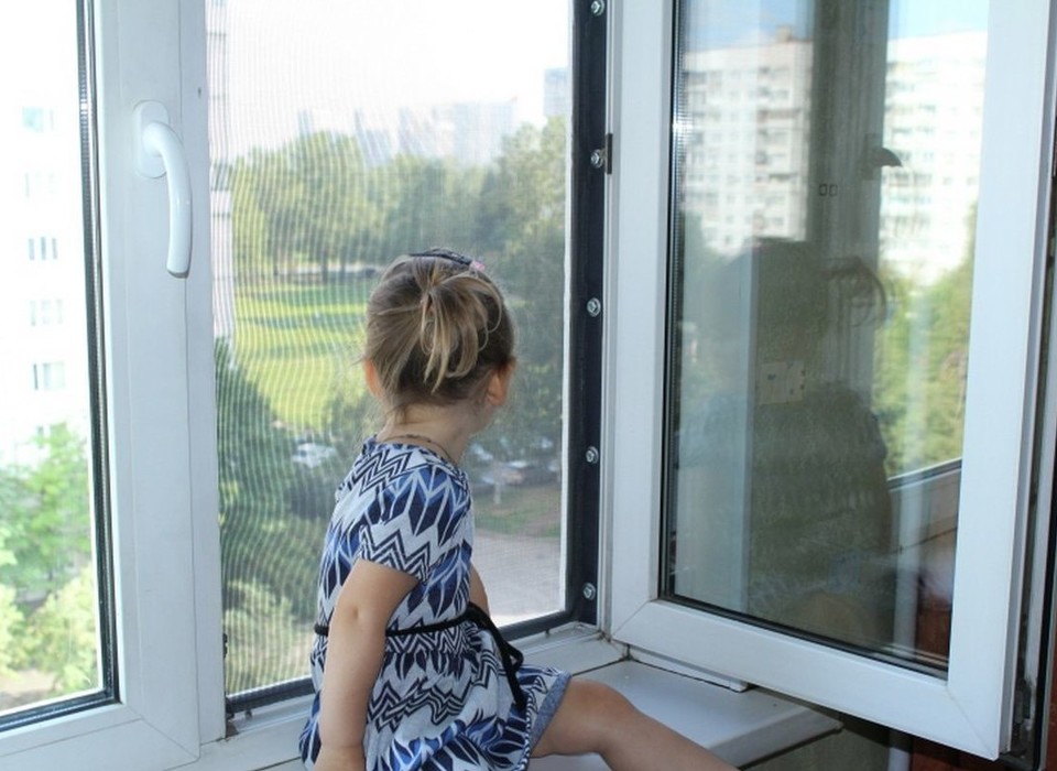 Под Волгоградом четырёхлетняя девочка выпала из окна второго этажа