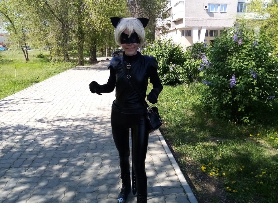 «Я сшила костюм сама»: на улицах Волжского разгуливает женщина-кошка
