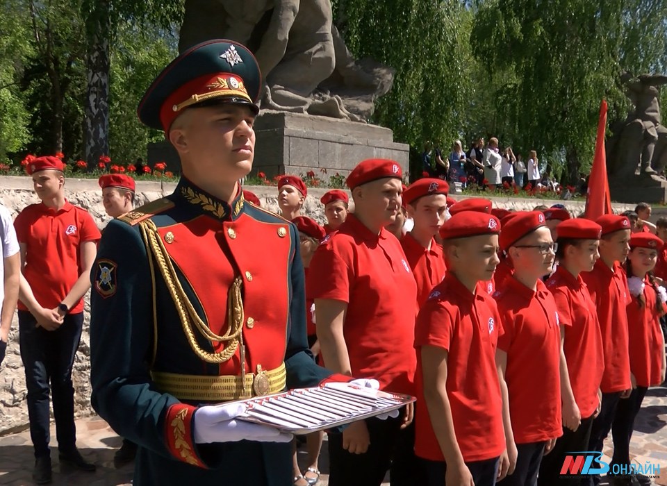 500 юнармейцев дали клятву на Мамаевом кургане в Волгограде