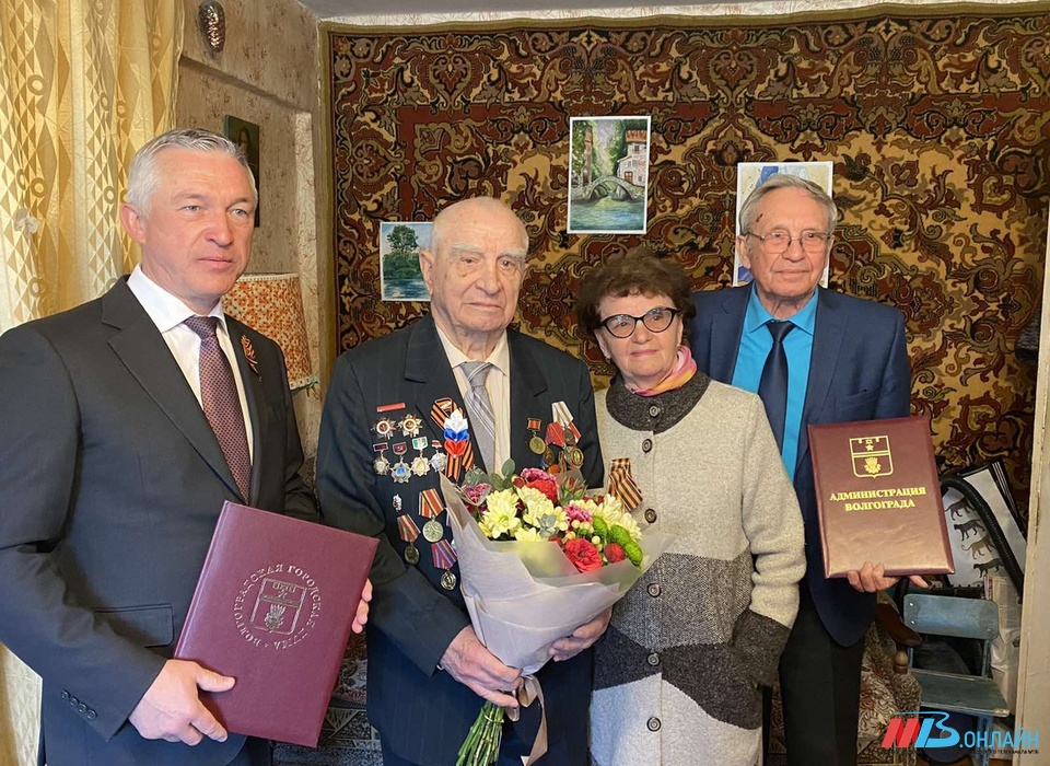 В Волгограде 95-летие отмечает ветеран Георгий Гусев