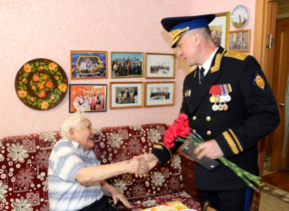 В Волгограде в преддверии Дня Победа поздравили ветерана госбезопасности