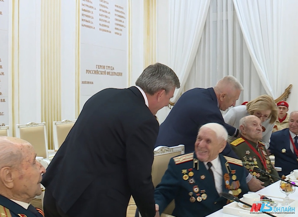 Андрей Бочаров встретился с волгоградскими ветеранами накануне Дня Победы