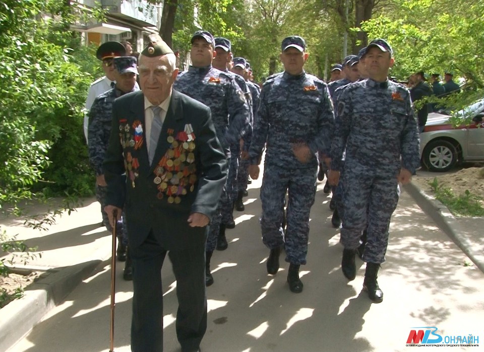 95-летний Георгий Гусев возглавил парад в Волгограде