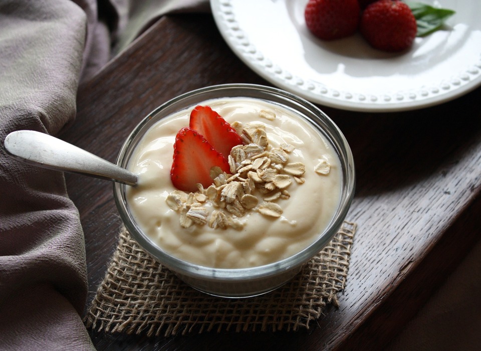Нутрициолог рассказала об опасности фруктовых йогуртов на завтрак