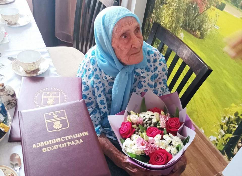Труженик тыла Александра Романовская принимает поздравления с «золотым» юбилеем в Волгограде