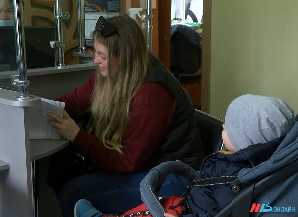 В Волгоградской области семьи получают ежемесячную выплату на первенца