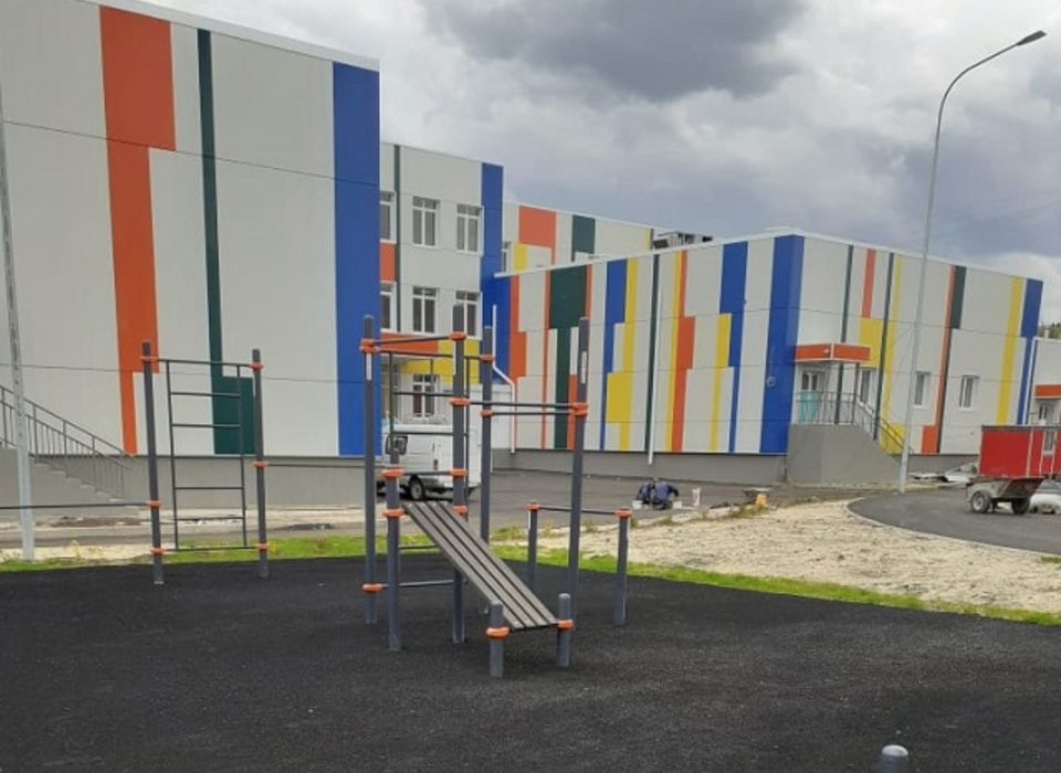 На стадионе новой школы на юге Волгограда монтируют покрытие