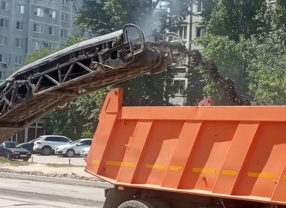 На улице 64-й Армии в Волгограде восстанавливают 50 тысяч «квадратов» дороги