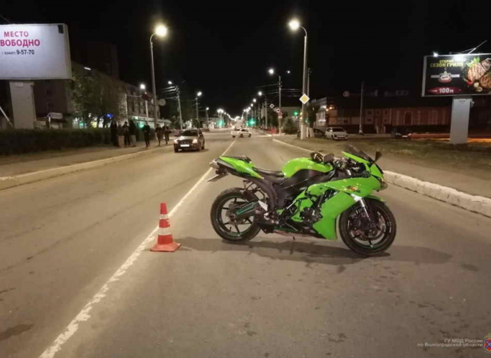 В Волгоградской области 19-летний водитель «Приоры» столкнулся с мотоциклистом