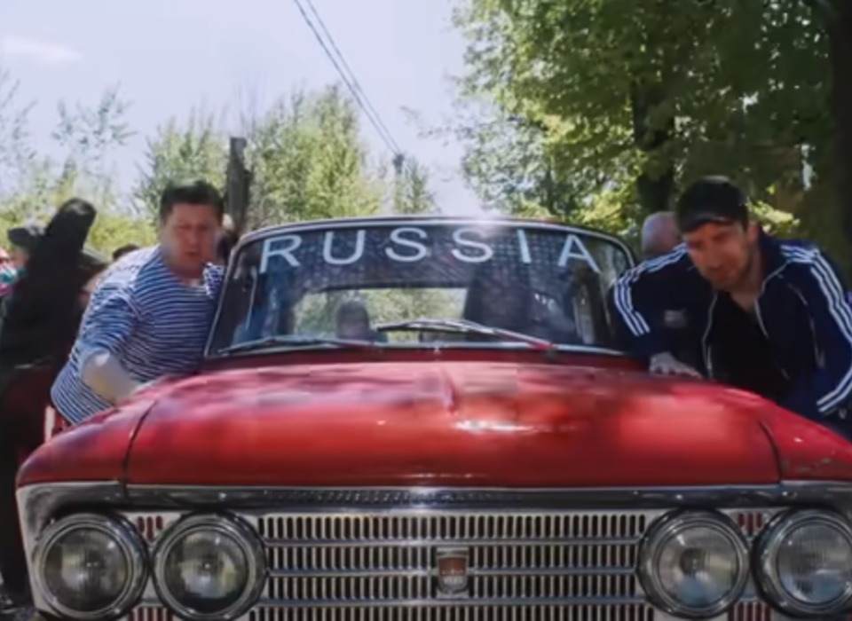 Шнуров посвятил гимн «москвичу» и высмеял уехавшего из России Галкина