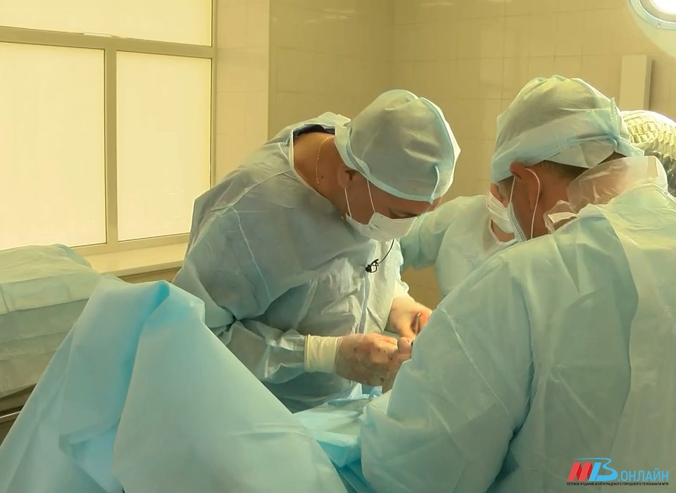 Зоб весом 1,5 килограмма удалили беременной женщине хирурги Волгограда