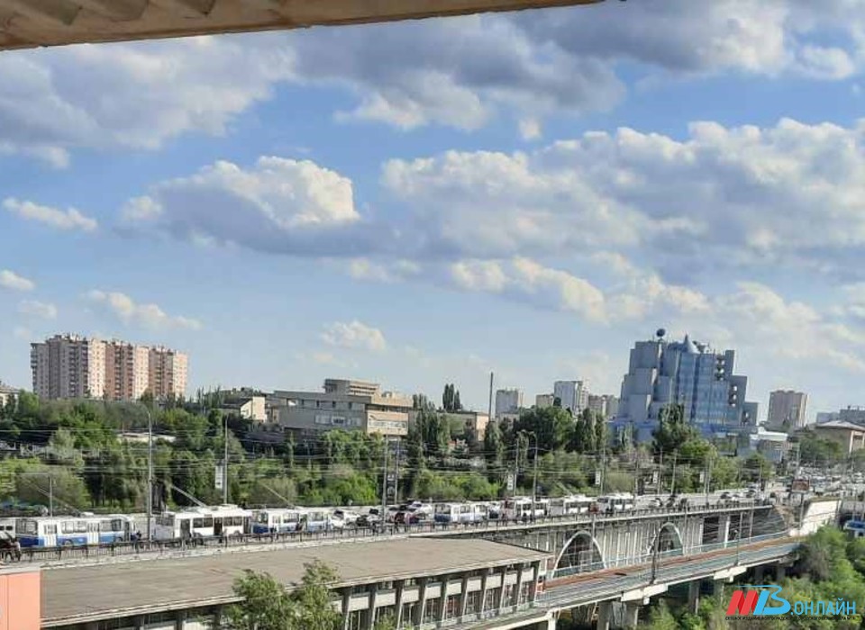 Из-за ДТП на Астраханском мосту в Волгограде скопились троллейбусы