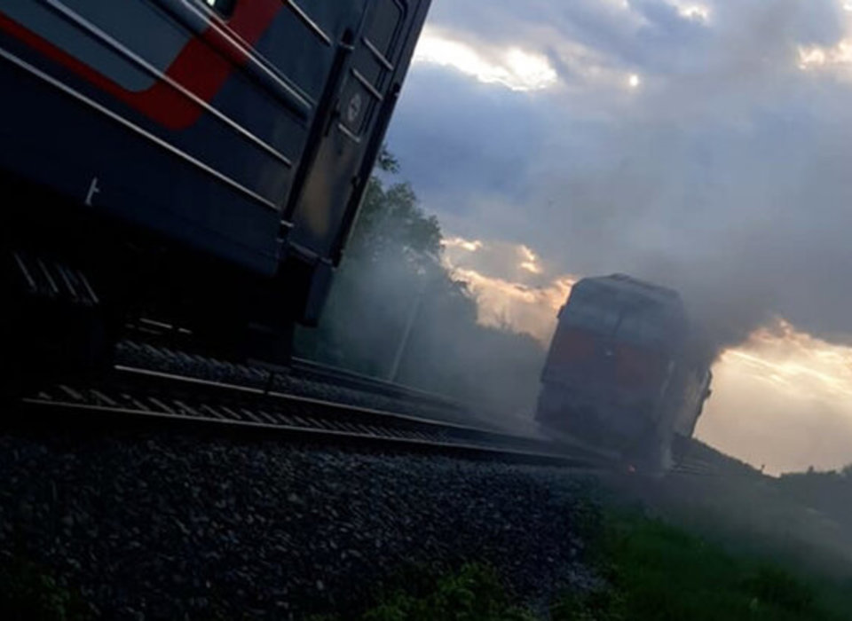 Тепловоз пассажирского поезда  загорелся в Волгоградской области