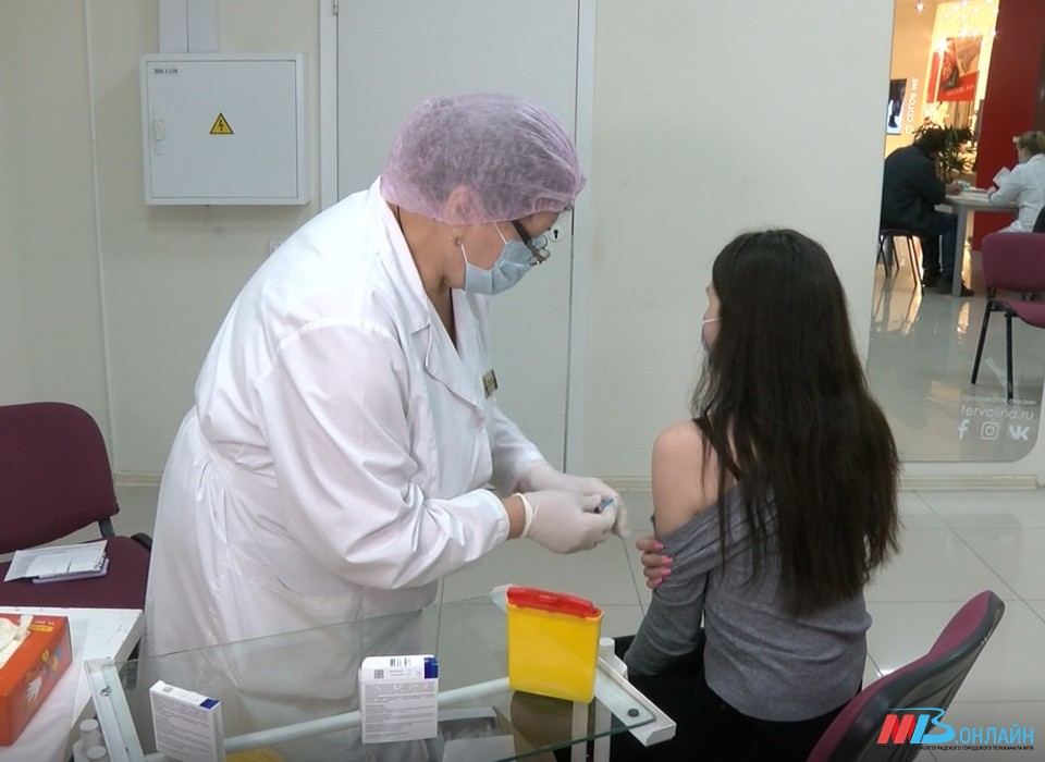 В Волгоградской области от коронавируса привили 3,5 тыс. подростков