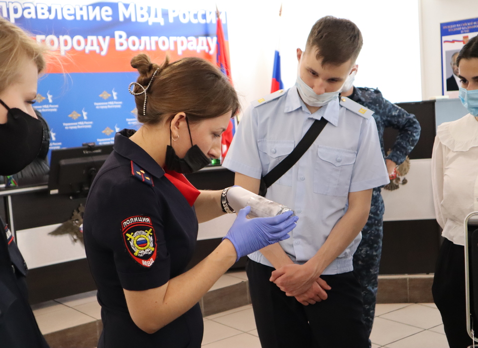 В управлении МВД полицейские Волгограда провели экскурсию для кадетов