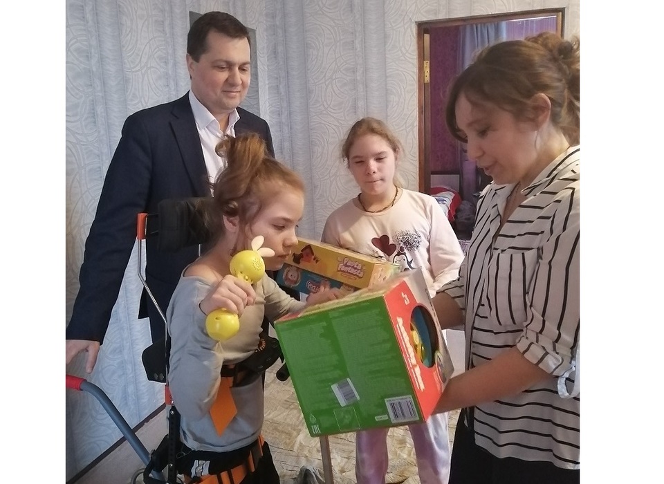 Волгоградские налоговики подарили сёстрам-инвалидам реабилитационное кресло