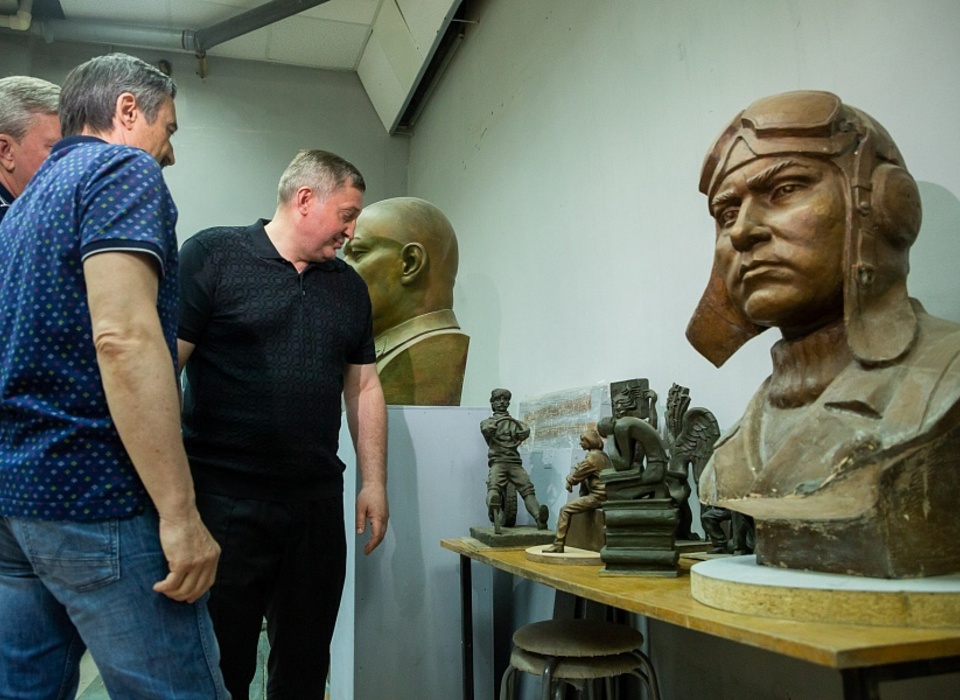 Губернатор Андрей Бочаров и скульптур Сергей Щербаков обсудили благоустройство Волгограда